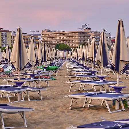Renewed Flat In A Seafront Building With Pool Bibione