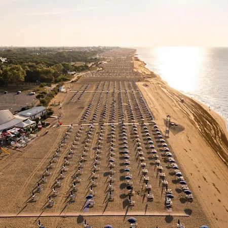 Renewed Flat In A Seafront Building With Pool Daire Bibione